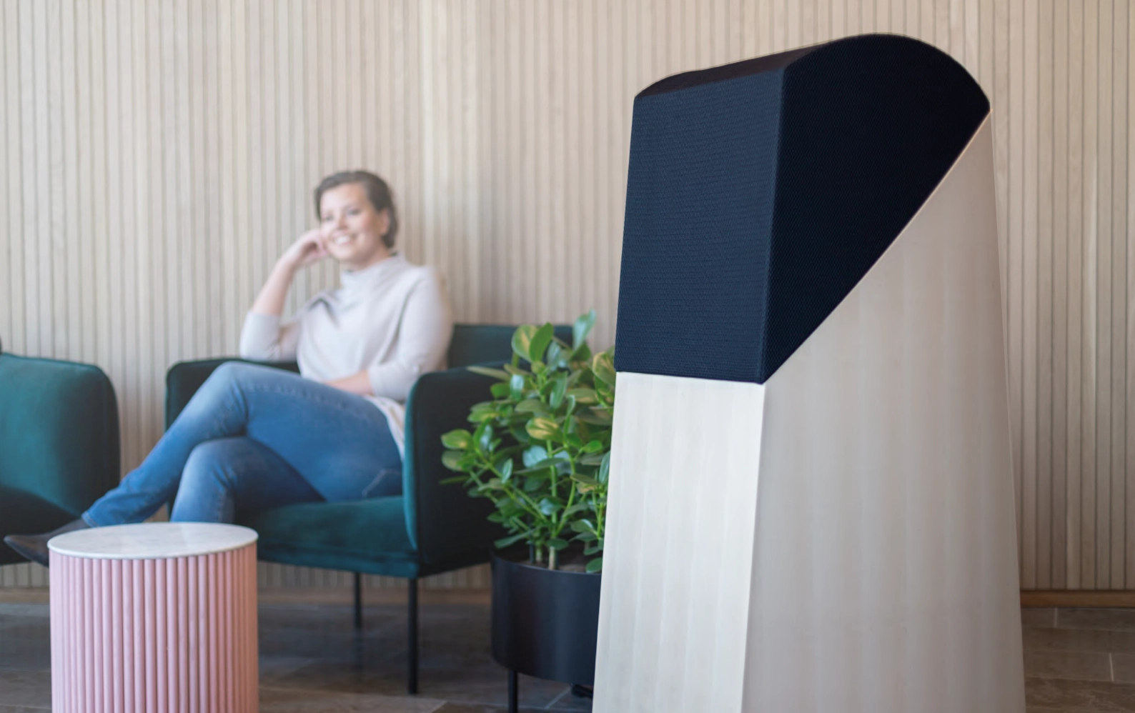 Air0 indoor air purifier to remove toxic particles in office